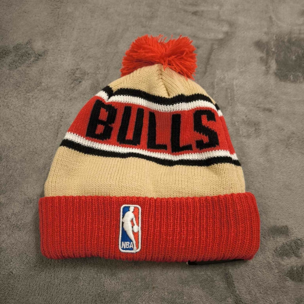 Kép 3/4 - Chicago BULLS vaj-piros téli sapka