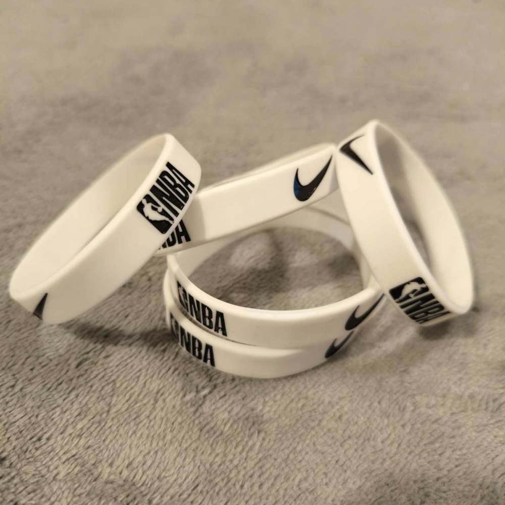 Kép 2/5 - Fehér NBA szilikon karkötő