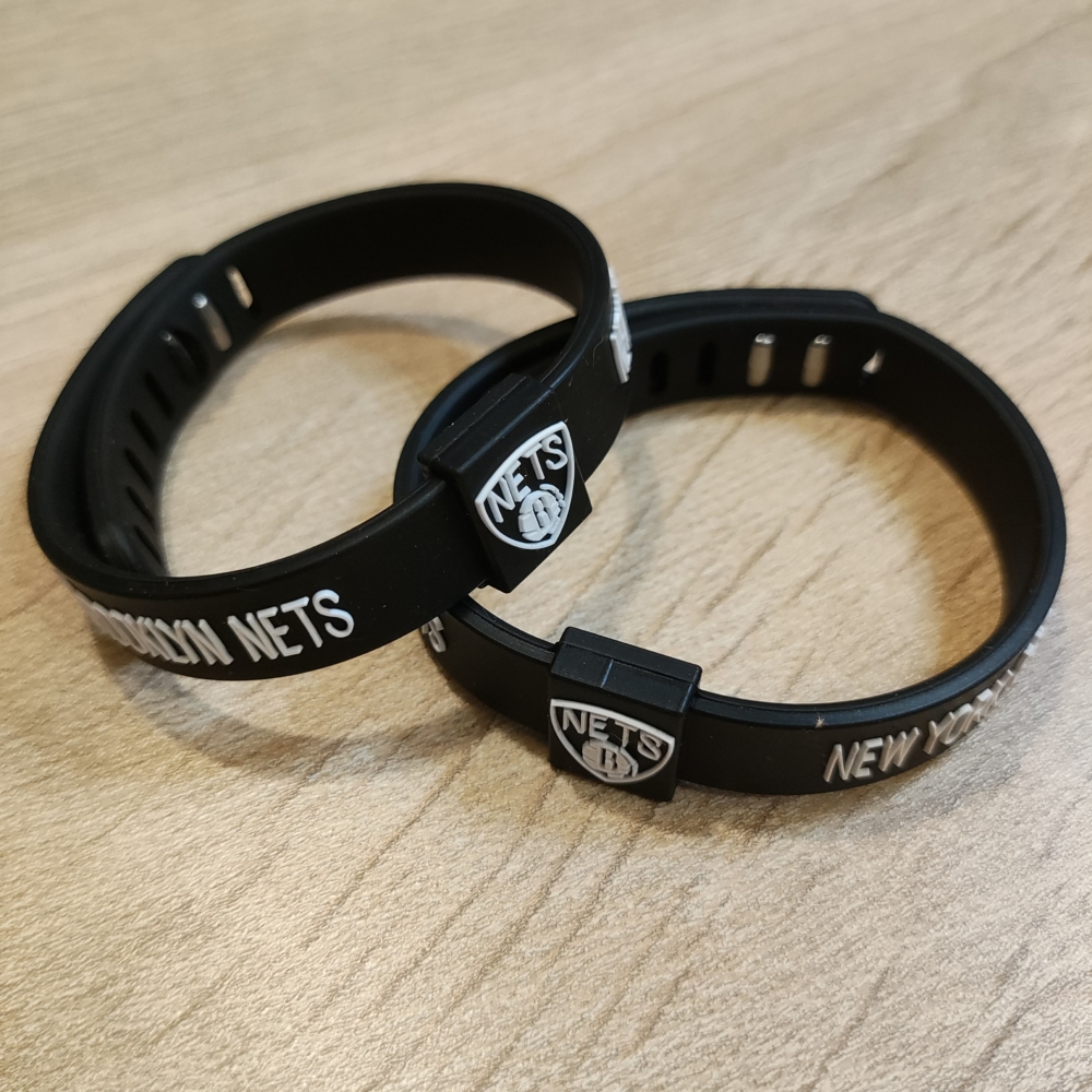 Kép 5/5 - Brooklyn NETS fekete szilikon karkötő (állítható méret)