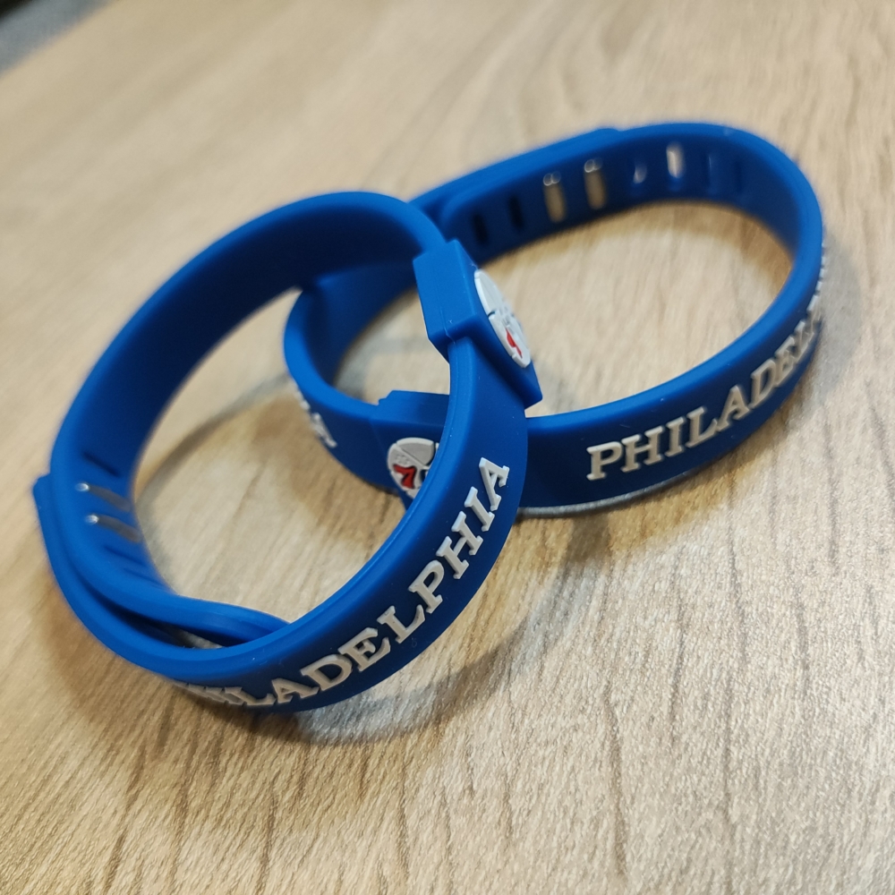 Kép 4/5 - Philadelphia 76ERS kék szilikon karkötő (állítható méret)