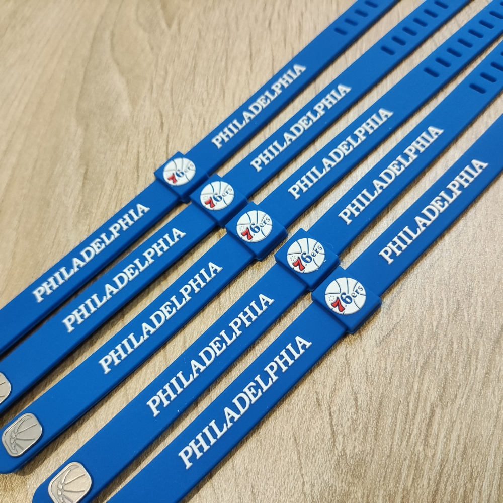 Kép 2/5 - Philadelphia 76ERS kék szilikon karkötő (állítható méret)