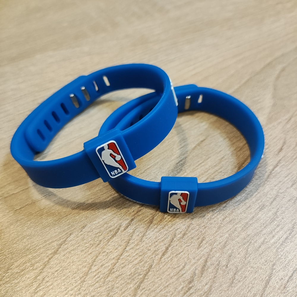 Kép 4/5 - National Basketball Association kék szilikon karkötő (állítható méret)