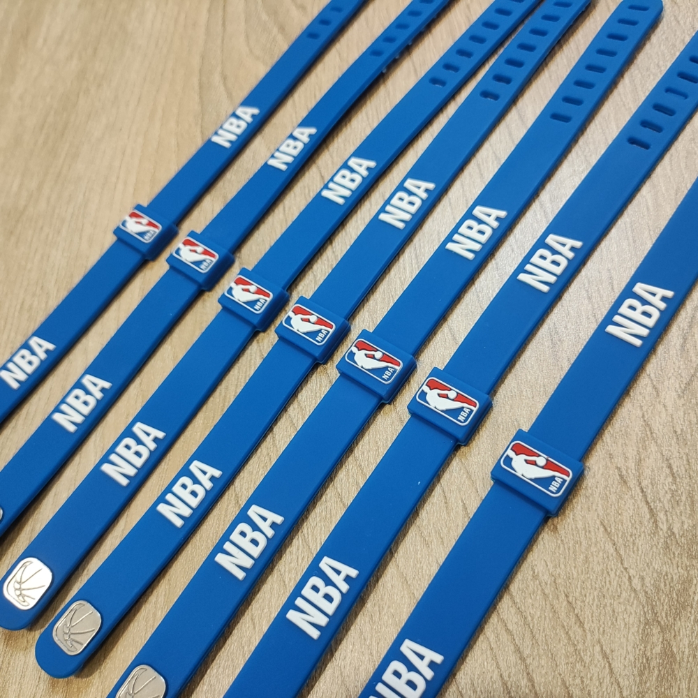 Kép 2/5 - National Basketball Association kék szilikon karkötő (állítható méret)