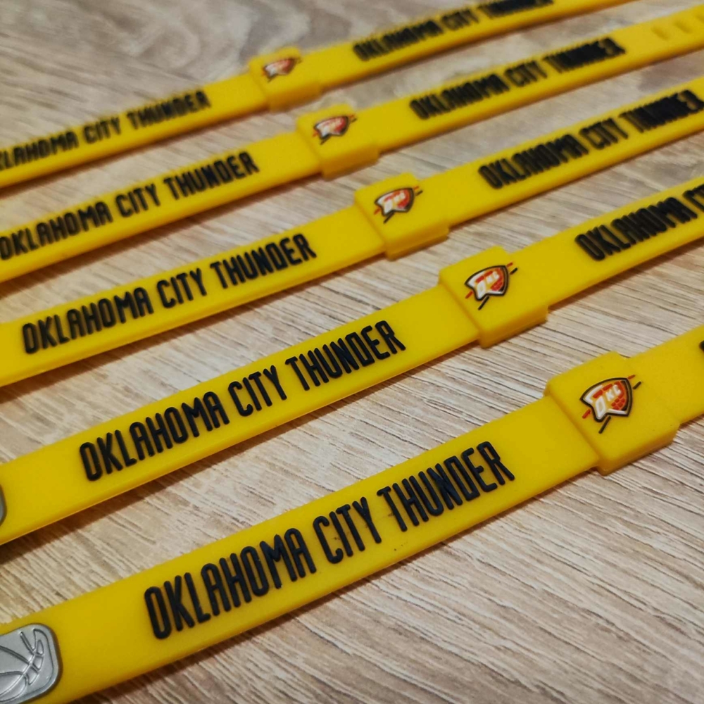 Kép 4/6 - Oklahoma City THUNDER sárga szilikon karkötő (állítható méret)