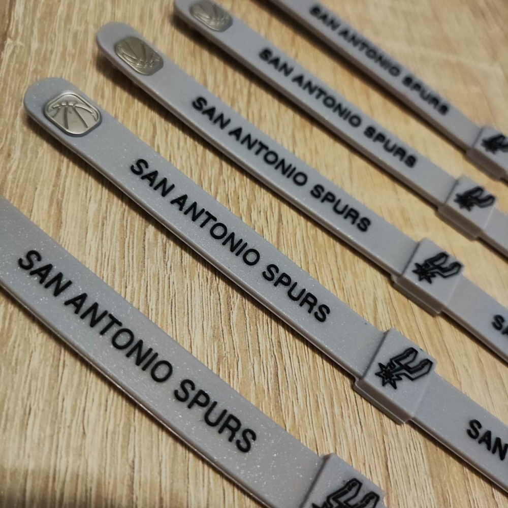 Kép 4/6 - San Antonio SPURS szürke szilikon karkötő (állítható méret)