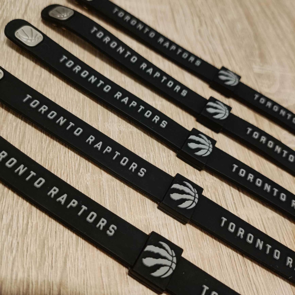 Kép 4/6 - Toronto RAPTORS fekete szilikon karkötő (állítható méret)