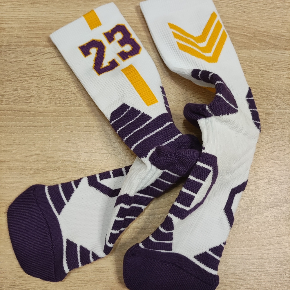 Kép 4/4 - Lebron JAMES fehér-lila zokni