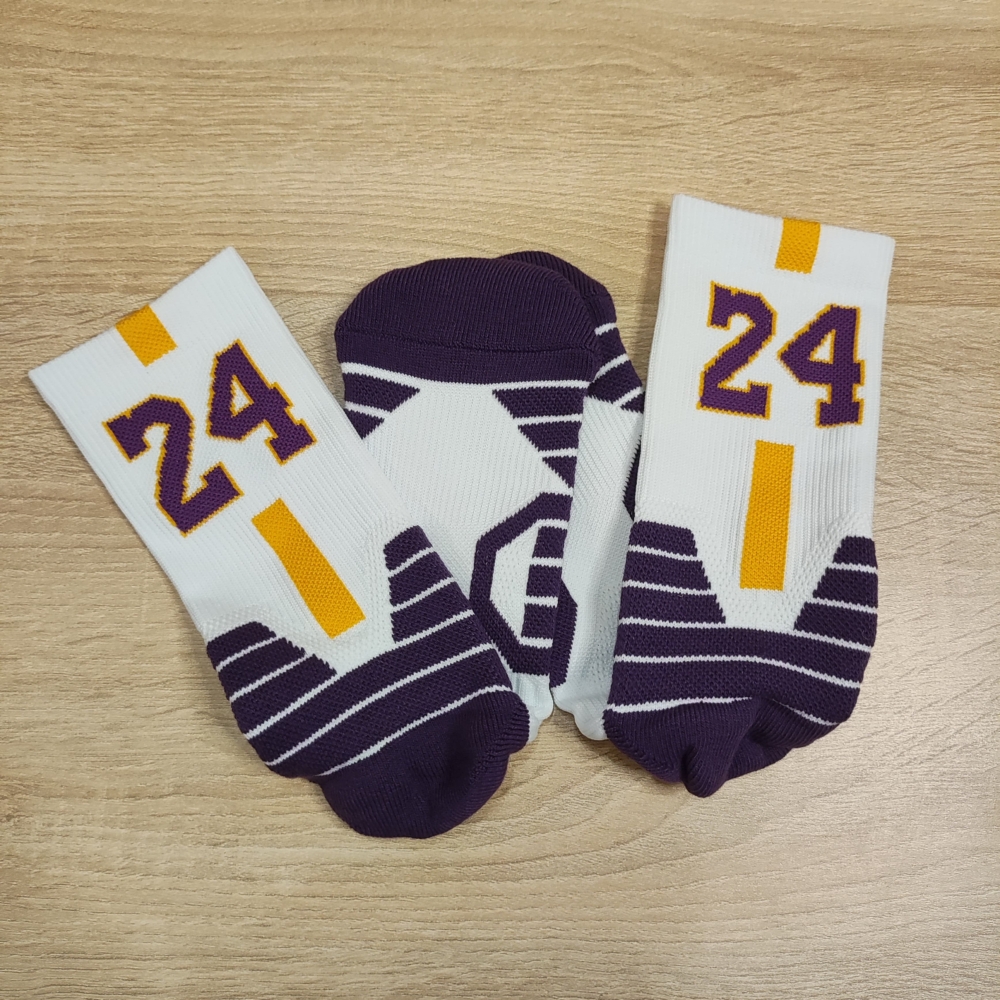 Kép 2/4 - Kobe BRYANT fehér-lila #24 zokni