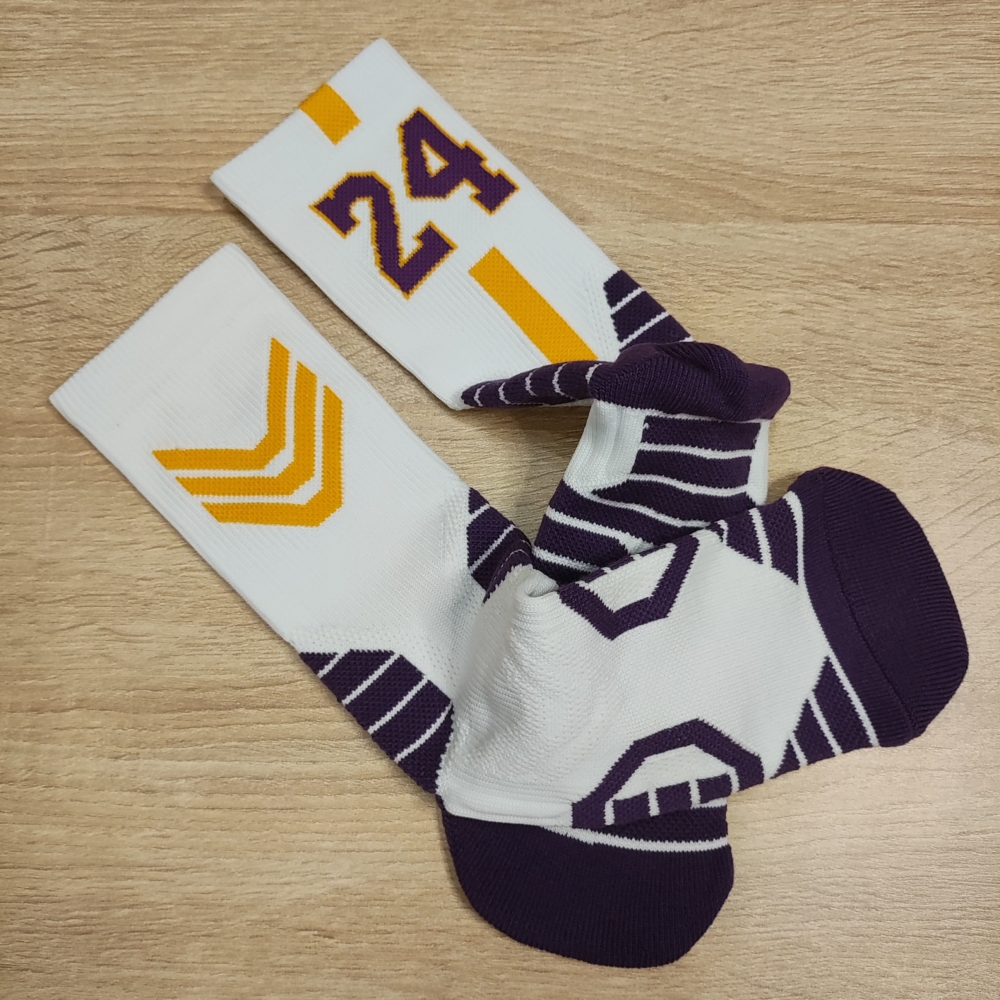 Kép 4/4 - Kobe BRYANT fehér-lila #24 zokni