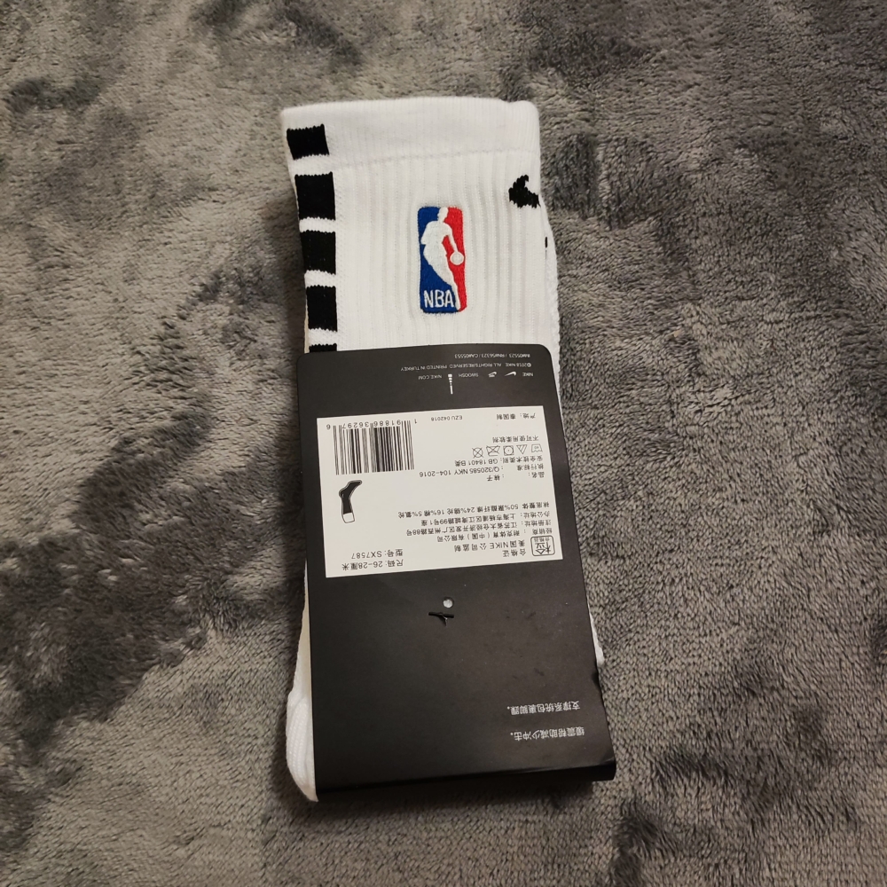 Kép 4/4 - NBA fehér-fekete kosaras zokni