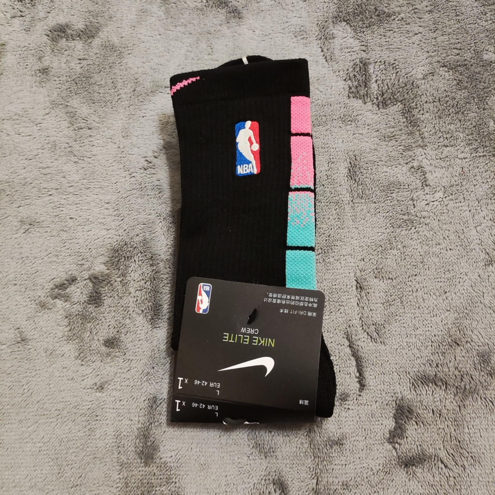 Kép 5/6 - NBA fekete-rózsaszín-kék kosaras zokni