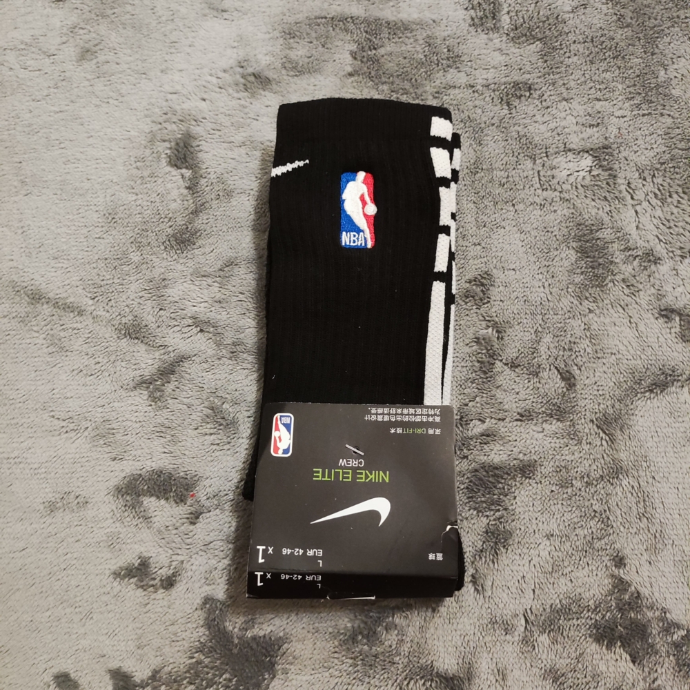 Kép 5/6 - NBA fekete-fehér kosaras zokni