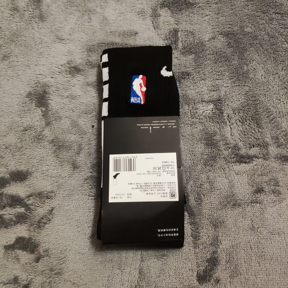 Kép 4/6 - NBA fekete-fehér kosaras zokni